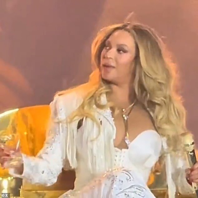 The 43-year-old songstress was captured in fan video on the final show of her five-night run in Los Angeles as a robot on stage failed to hit its mark