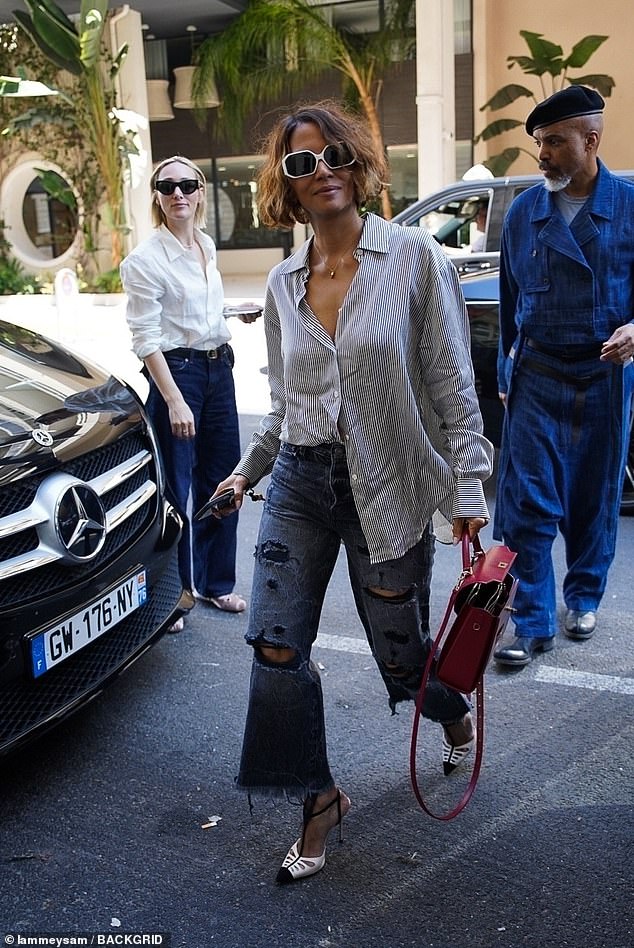 The stunner shielded her eyes with stylish white sunglasses and accessorised with dainty jewllerey