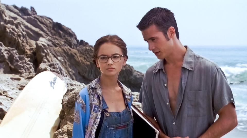 Scene from She's All That showing Rachael Leigh Cook and Freddie Prinze Jr. on a beach.