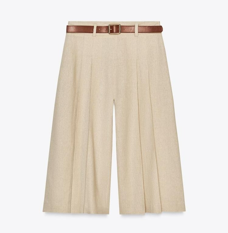 Beige linen culottes with a brown belt.