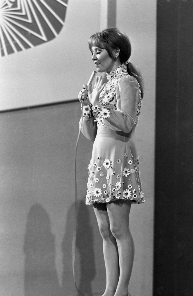 Black and white photo of Lulu singing at the Eurovision Song Contest in 1969.
