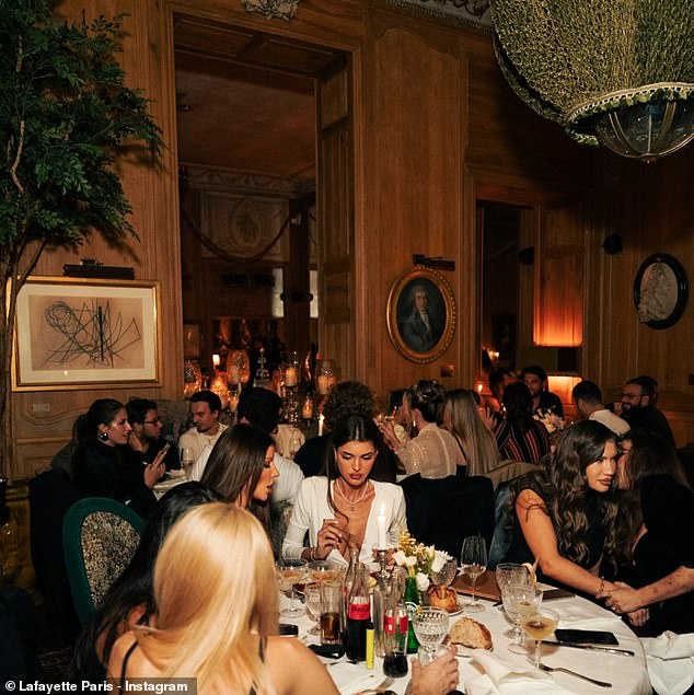 The restaurant is inside a mansion in the 8th arrondissement, close to the British and American Embassy, the Élysée Palace, and La Madeleine, the famous Catholic church