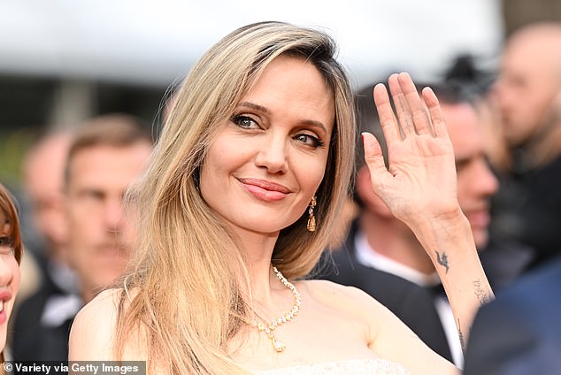 Angelina waved to the crowd