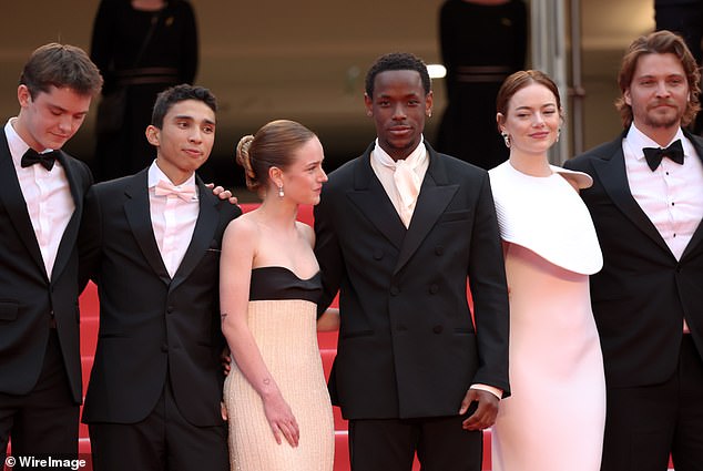 L-R) Cameron Mann, Matt Gomez Hidaka, Amelie Hoeferle, Micheal Ward, Emma Stone and Luke Grimes posed arm in arm