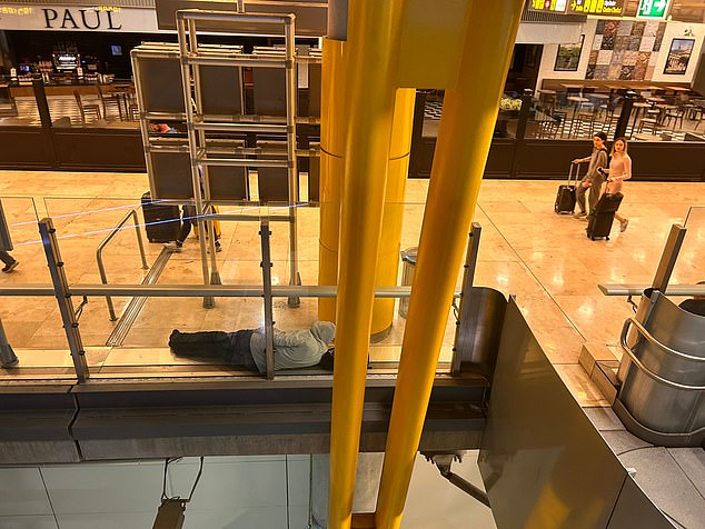 ¿The current situation of the homeless at Barajas Airport is tougher than ever,¿ an NGO worker said