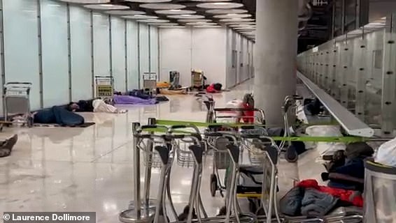 According to respected Spanish daily El Mundo, the regional government fears airlines and countries like the UK will begin warning tourists about the risks they are exposed to at Barajas Airport