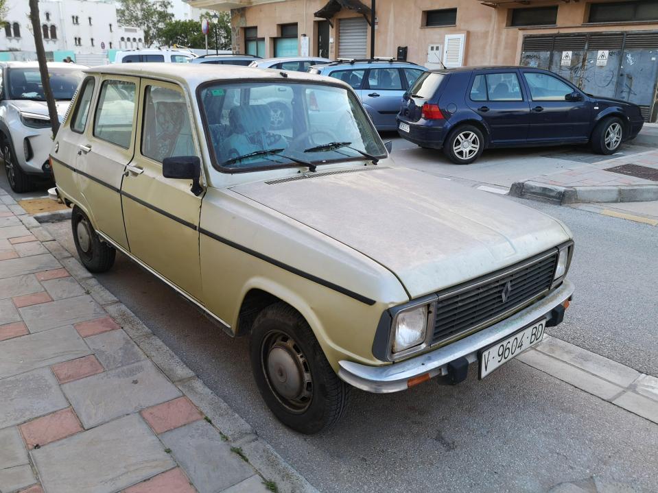 1983 Renault 6 GTL parked on a street.
