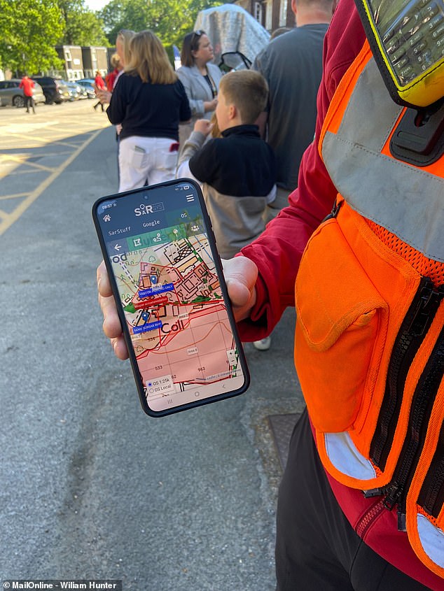 Using the SARNET (Search and Rescue Network) system, all of this information is sent directly to the volunteers' mobile phones via a secure app