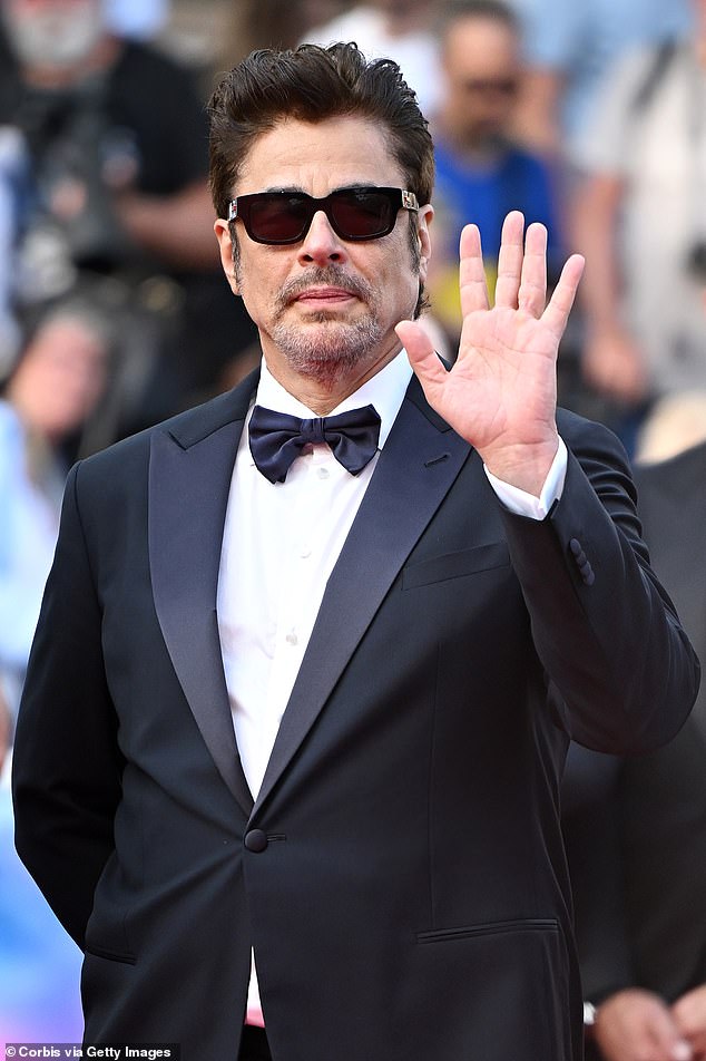 Benicio del Toro looked smart in his black suit