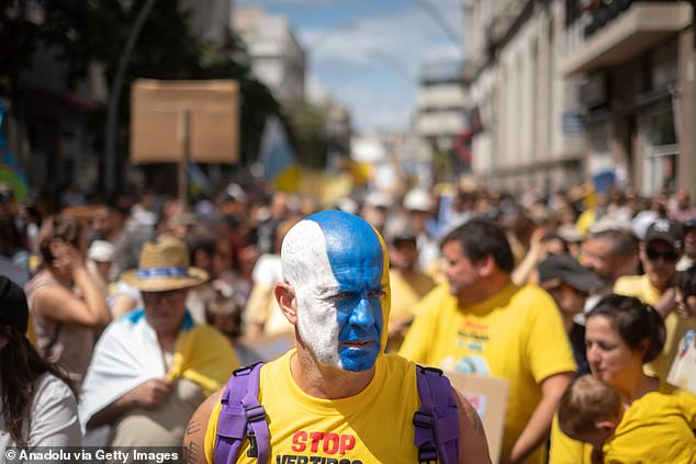 Demonstrators could also be heard shouting 'Canarias No Se Vende', meaning 'The Canary Islands Are Not For Sale'
