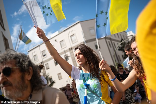 Thousands of people protested against the tourism model and mass tourism