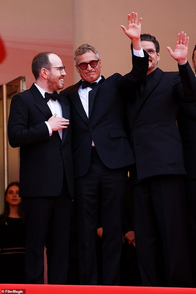 The duo flashed big waves on the red carpet