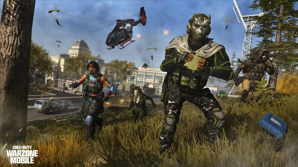 Call of Duty: Warzone Mobile gameplay featuring players in action.
