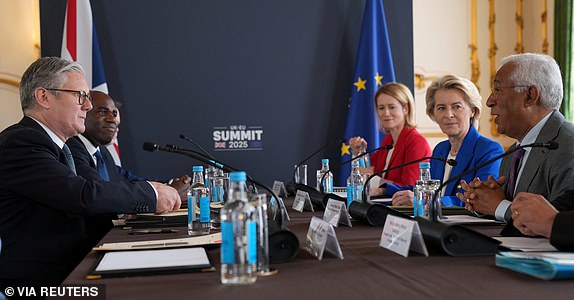 Britain?s Prime Minister Keir Starmer speaks to European Commission President Ursula von der Leyen, and European Council President Antonio Costa, during a meeting between the U.K. and the European Union to discuss closer ties in their first official summit since Brexit, in London, Britain, May 19, 2025.    Kin Cheung/Pool via REUTERS