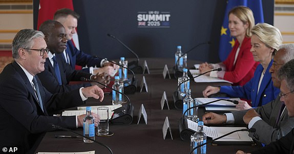 Britain's Prime Minister Keir Starmer speaks to European Commission President Ursula von der Leyen, third right, during a meeting between the U.K. and the European Union to discuss closer ties in their first official summit since Brexit, in London, Monday, May 19, 2025.(AP Photo/Kin Cheung, Pool)