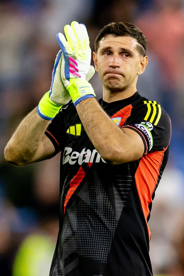 Emiliano Martinez applauding fans.