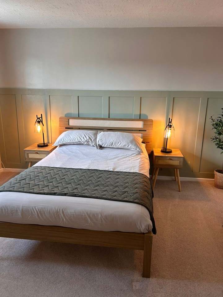 Bedroom with bed, nightstands, and lamps.