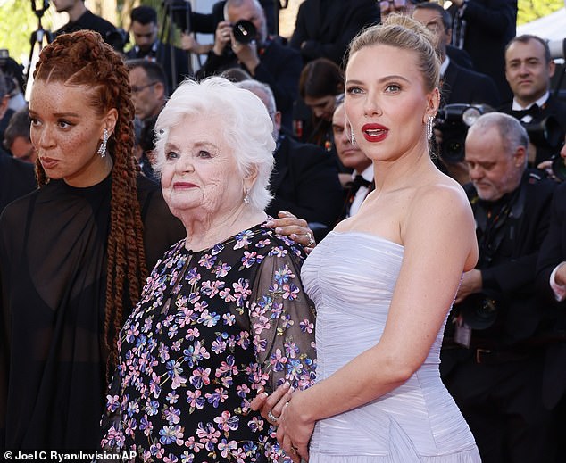Scarlett added a pop of colour with a vibrant rouge lip and accessorised with a dazzling pair of silver droplet earrings