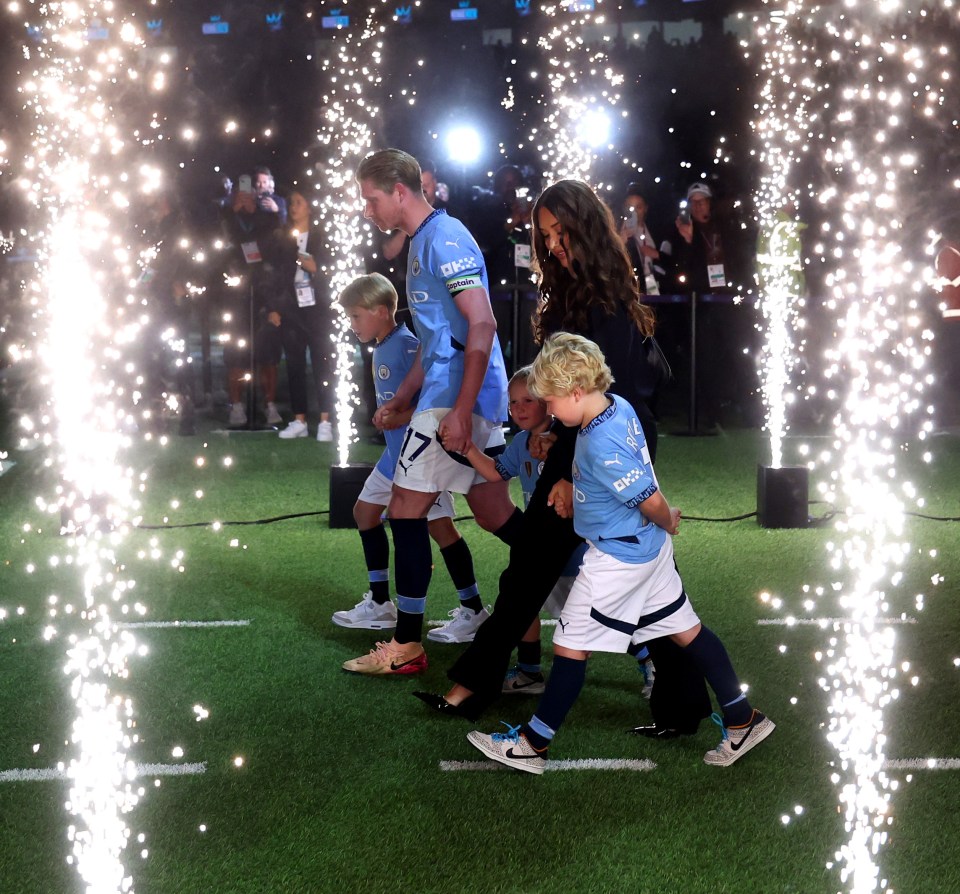 Kevin De Bruyne with his family on the pitch during a farewell presentation.