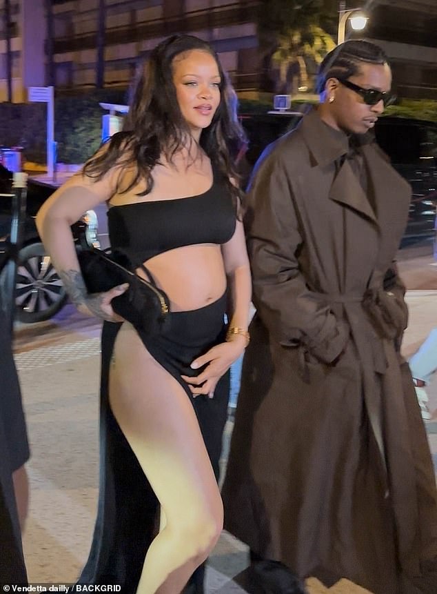 She accessorised with a simple black bag