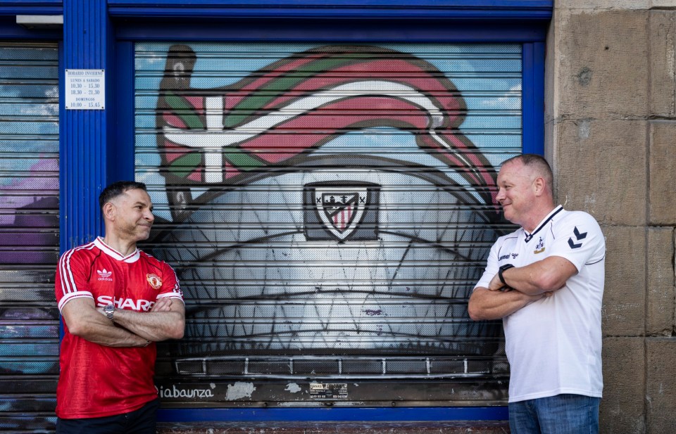 BILBAO, SPAIN - MAY 20: A Manchester United fan and Tottenham Hotspur fan pose ahead of the UEFA Europa League Final 2025 between Tottenham Hotspur and Manchester United at Nueva Plaza on May 20, 2025 in Bilbao, Spain (Photo by Ryan Pierse/Getty Images)