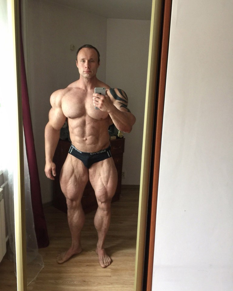 Mirror selfie of a bodybuilder.