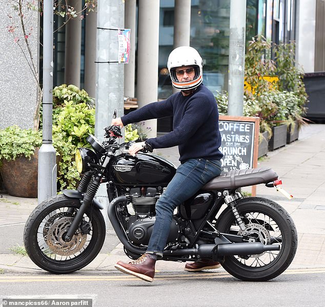 Gethin, 47, looked stylish in a navy jumper, dark denim jeans and brown leather high top trainers