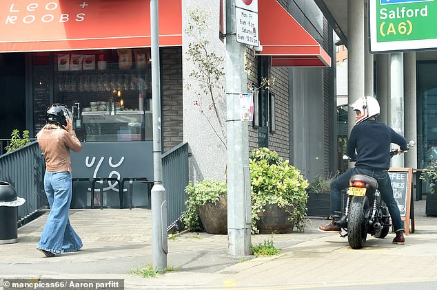 Gethin was seen pulling up outside the café as Helen tried to discreetly make her way over