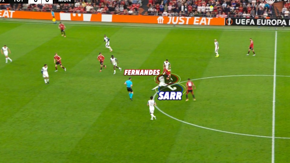 Soccer game screenshot showing Fernandes and Sarr during a play.