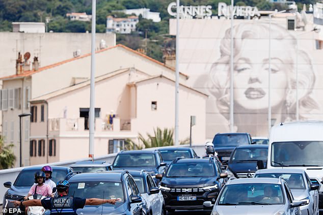 Police officers were forced to keep traffic in order after a power outage caused chaos