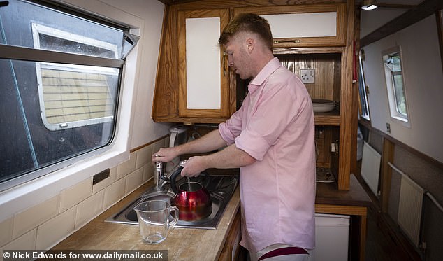 He also didn't struggle with filling up the water - what a pro!
