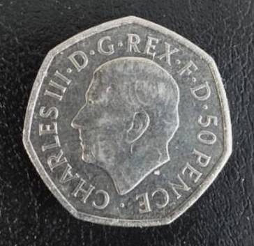 The commemorative coin, dating back to 2022, bears the image of the then-new monarch on one side and the Royal Coat of Arms on the reverse