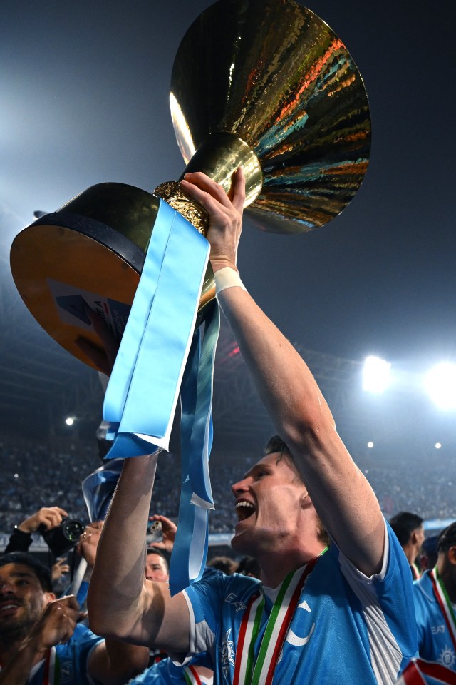 Scott McTominay of Napoli lifts the Serie A trophy.