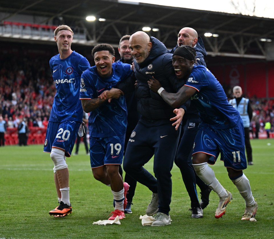 Chelsea's manager Enzo Maresca celebrates a victory with players Jadon Sancho and Noni Madueke.