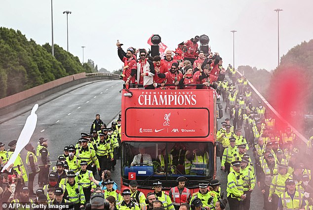 On the team¿s 10-mile open top bus journey, the scenes had been delirious