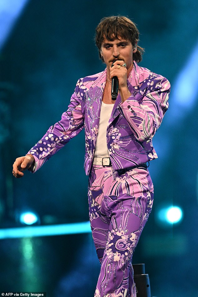 A number of music artists jumped to the stage to perform their hits, such as Benson Boone and Lainey Wilson