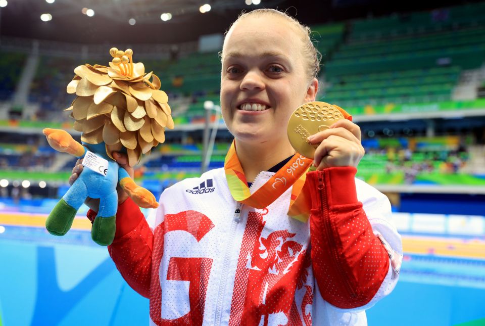 Eleanor Simmonds holding a gold medal and a Rio 2016 Paralympic Games mascot.