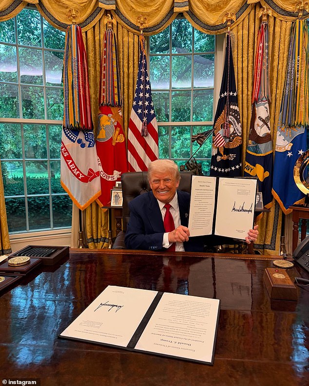 Trump seen signing Todd and Julie Chrisley's pardon on Wednesday