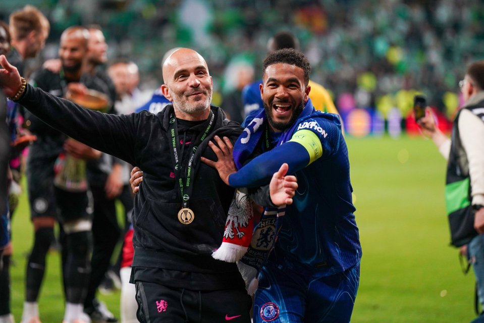 Chelsea FC manager Enzo Maresca and Reece James celebrating.