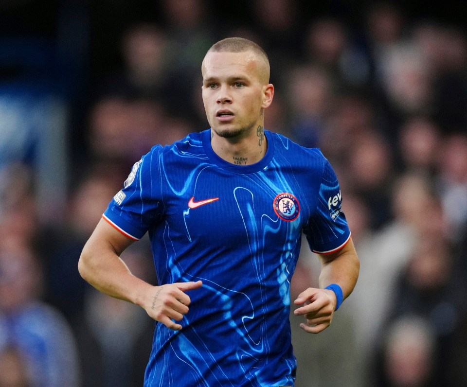 Mykhailo Mudryk in Chelsea uniform during a soccer match.