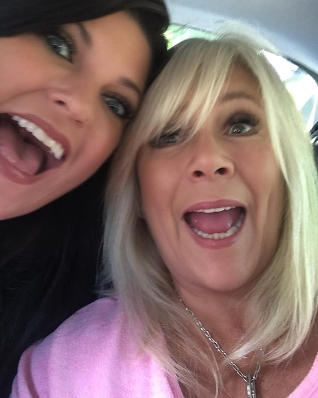 The singer is pictured with wife Linda