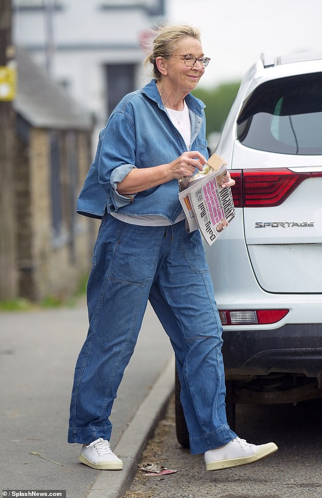 The star sweetly smiled as she departed the shop