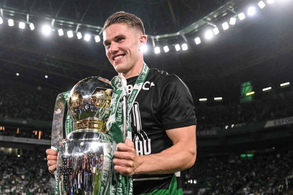 Sporting Lisbon's Swedish forward #09 Viktor Gyokeres poses with the trophy after the Portuguese League football match between Sporting CP and Vitoria Guimaraes SC at Jose Alvalade stadium in Lisbon, on May 17, 2025. Sporting Lisbon defended their Portuguese crown today with a 2-0 win over Guimaraes to hold off rivals Benfica on the final day of the Primeira Liga season. (Photo by Patricia DE MELO MOREIRA / AFP) (Photo by PATRICIA DE MELO MOREIRA/AFP via Getty Images)