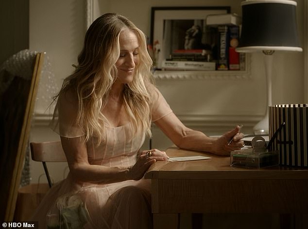 The episode opened with Carrie lovingly making out a postcard for Aidan - who is staying in Virginia while he sorts through his family problems.