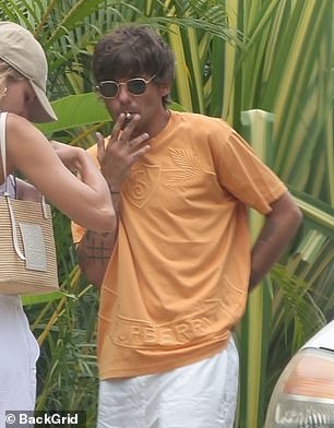 The pair stopped so that Louis could have a cigarette