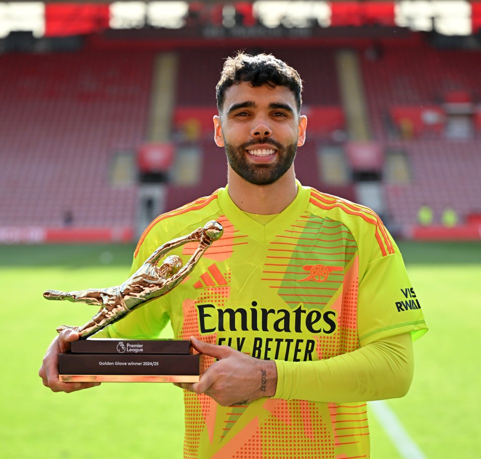 David Raya of Arsenal holding the Premier League Golden Glove award.