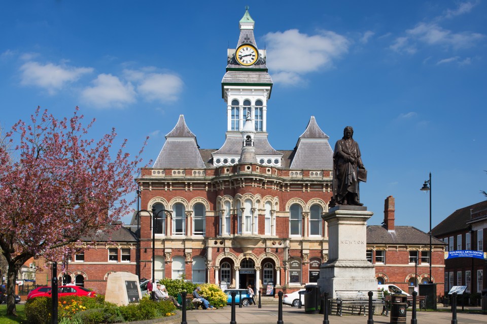Grantham Town Hall with Sir Isaac Newton statue.