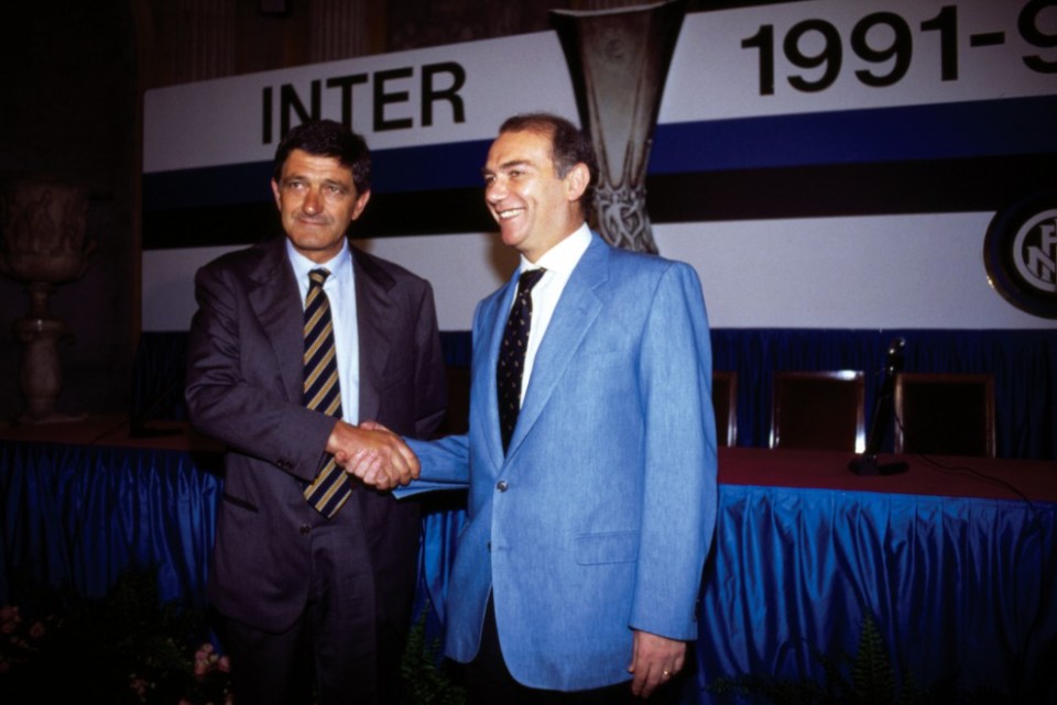 Milano, Agosto 1991. Corrado Orrico stringe la mano del presidente Ernesto Pellegrini durante l'evento presso la Villa Comunale; Milan, August 1991. The new Coach of Inter Corrado Orrico shakes President Ernesto Pellegrini's hand during the event at the Villa Comunale;