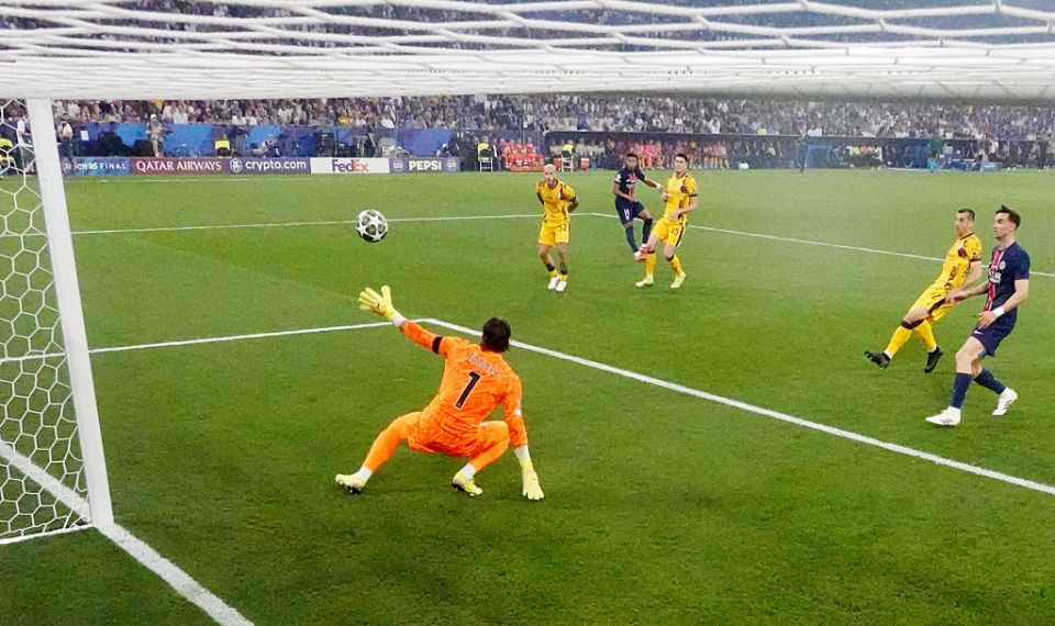 MUNICH, GERMANY - MAY 31: Desire Doue of Paris Saint-Germain scores his team's second goal past Yann Sommer of Inter Milan during the UEFA Champions League Final 2025 between Paris Saint-Germain and FC Internazionale Milano at Munich Football Arena on May 31, 2025 in Munich, Germany. (Photo by Peter Cziborra - Pool/Getty Images)