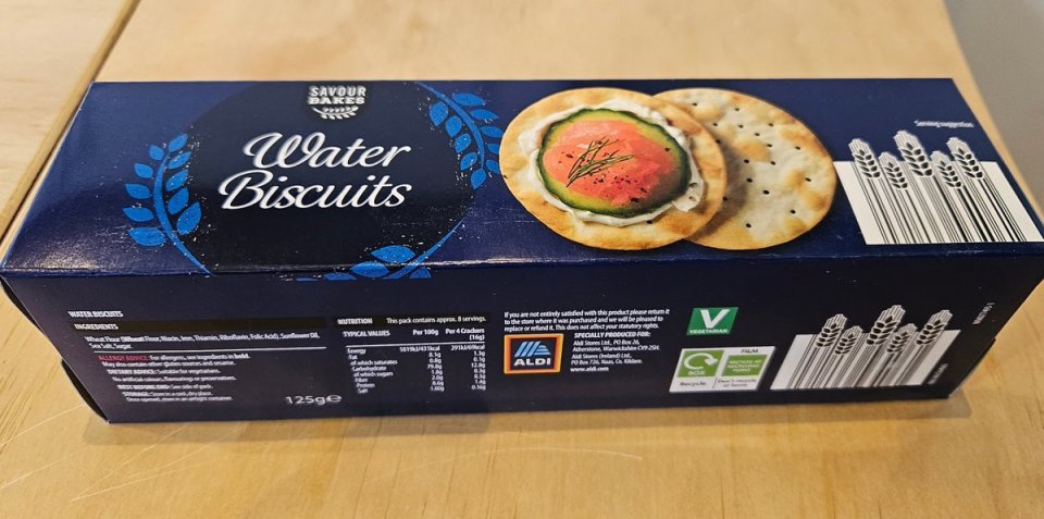 Box of Aldi Savour Bakes water biscuits.